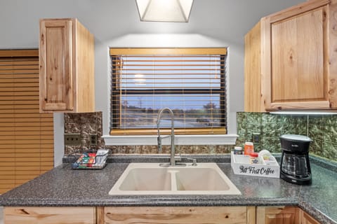 House, 2 Bedrooms | Private kitchen | Fridge, microwave, oven, stovetop