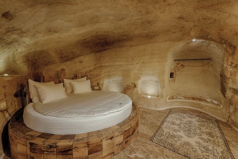 Honeymoon Room | Egyptian cotton sheets, premium bedding, free minibar items