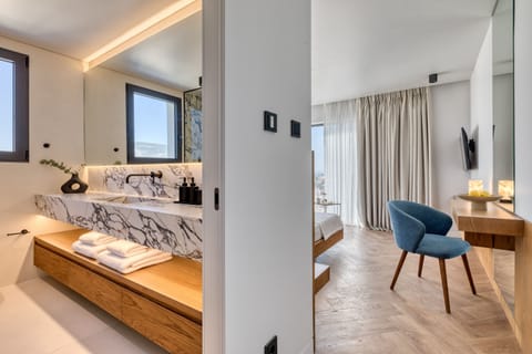 Panoramic Suite | Bathroom | Shower, eco-friendly toiletries, hair dryer, bathrobes