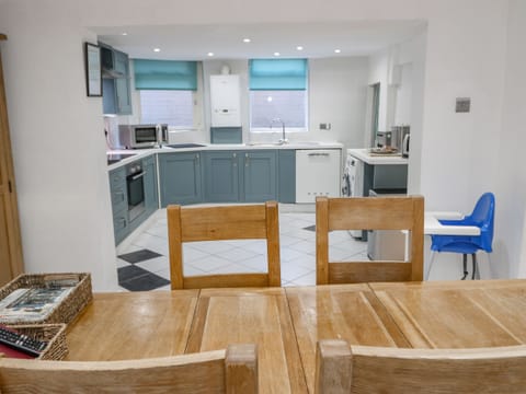 Cottage | Private kitchen | Fridge, dishwasher, electric kettle, toaster