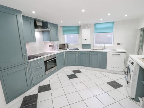 Cottage | Private kitchen | Fridge, dishwasher, electric kettle, toaster