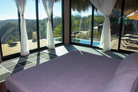 1 bedroom, Egyptian cotton sheets, premium bedding, down comforters