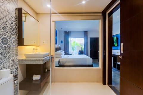 Deluxe Room, 1 Queen Bed, Garden View | Bathroom | Shower, eco-friendly toiletries, hair dryer, slippers