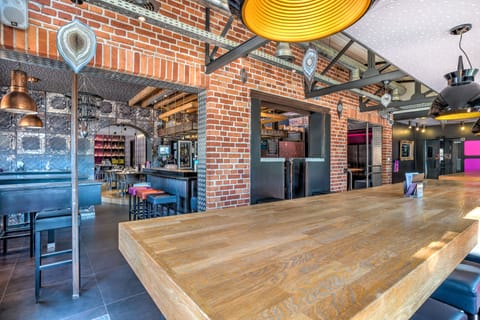 Serves lunch and dinner