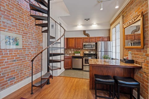 Deluxe Loft, 1 King Bed, Non Smoking, Kitchen | Private kitchen | Full-size fridge, microwave, oven, stovetop