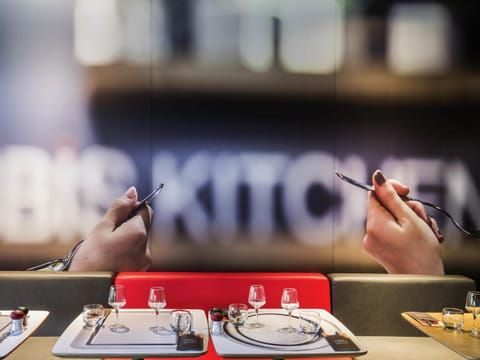 Lunch and dinner served, international cuisine