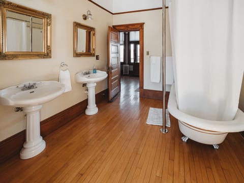 Grand Suite | Bathroom | Free toiletries, hair dryer, towels, soap