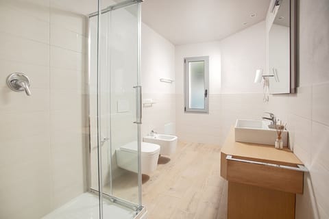 Junior Suite | Bathroom | Shower, rainfall showerhead, bidet