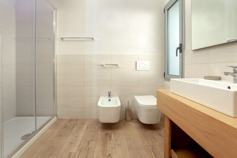 Junior Suite | Bathroom | Shower, rainfall showerhead, bidet