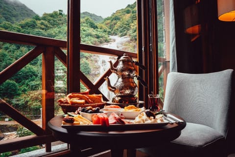 Deluxe Double or Twin Room | In-room dining