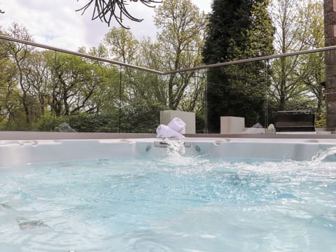 Cottage | Outdoor spa tub