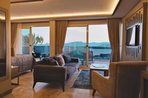 Deluxe Suite, 1 Bedroom, Jetted Tub, Sea View | Minibar, in-room safe, soundproofing, free WiFi