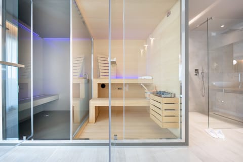 Royal Room, 1 Bedroom, Non Smoking | In-room safe, blackout drapes, soundproofing, iron/ironing board