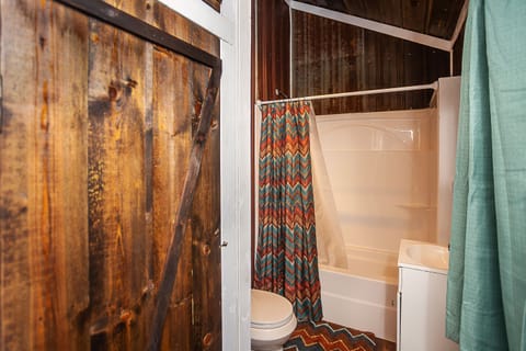 Yeti Cabin | Bathroom | Combined shower/tub, towels