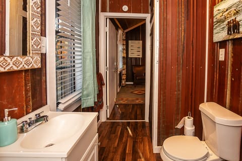 Yeti Cabin | Bathroom | Combined shower/tub, towels