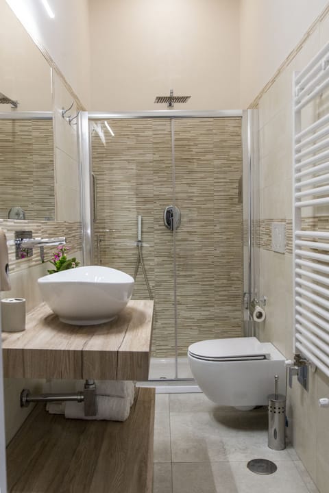 Family Double Room | Bathroom | Shower, rainfall showerhead, free toiletries, hair dryer