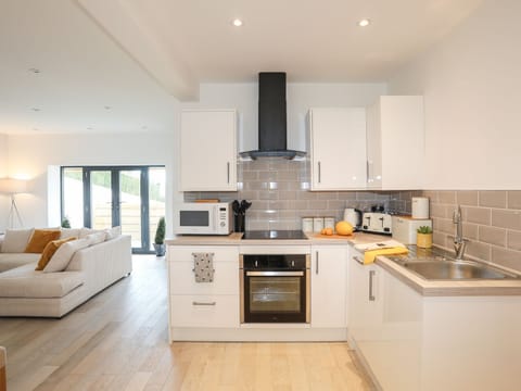 Cottage | Private kitchen | Fridge, dishwasher, electric kettle, toaster