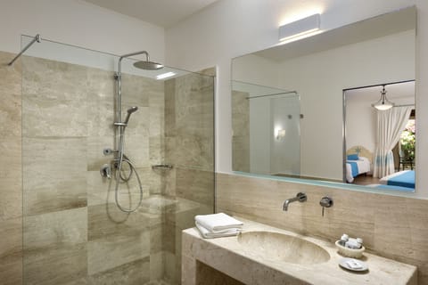 Superior Double or Twin Room | Minibar, in-room safe, desk, blackout drapes