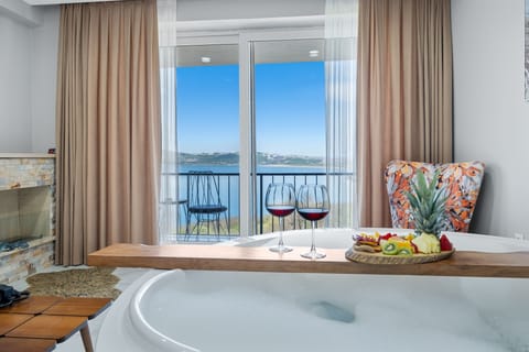 Royal Room, 1 Queen Bed, Jetted Tub, Lake View | Minibar, desk, laptop workspace, soundproofing