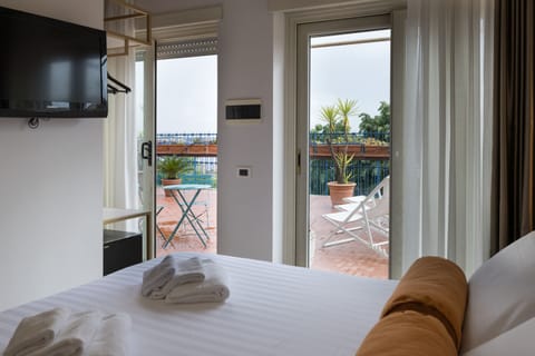 Standard Room | Minibar, in-room safe, desk, blackout drapes