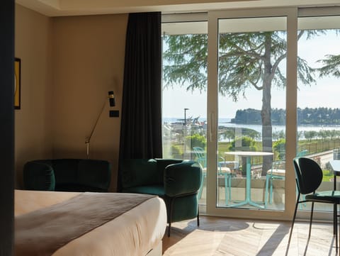 Superior Studio Suite | Minibar, in-room safe, desk, soundproofing