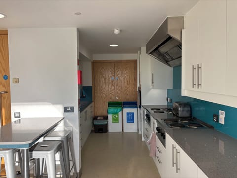 Premium Single Room | Shared kitchen facilities | Electric kettle