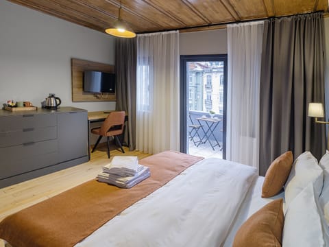 Standard Room, 1 Queen Bed, Non Smoking, Balcony | Minibar, in-room safe, desk, laptop workspace