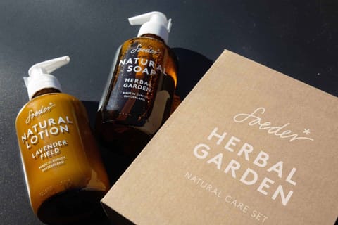 Shower, rainfall showerhead, free toiletries, hair dryer