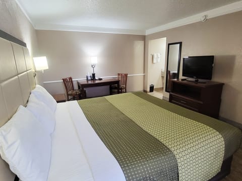 Basic Room, 1 King Bed, Non Smoking | Desk, iron/ironing board, free WiFi, bed sheets