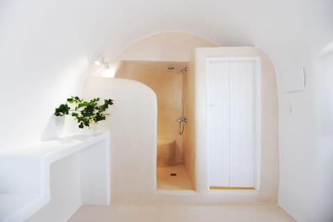 Junior Suite, Sea View | Bathroom | Shower, rainfall showerhead, free toiletries, hair dryer