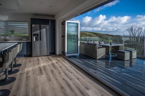 32-inch Smart TV with cable channels, TV