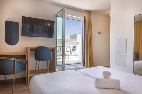 Twin studio with terrace | Premium bedding, individually decorated, desk, laptop workspace