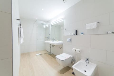 Junior Room, City View | Bathroom | Shower, free toiletries, hair dryer, bidet