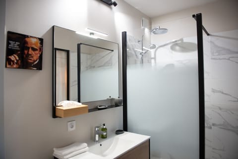 Signature Double Room, Ensuite, City View (Côté Seine ) | Bathroom | Towels