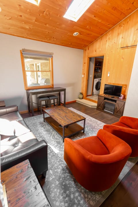 House, Private Bathroom, Ocean View (Byrdies) | Interior