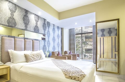 Premium Queen Room | Minibar, in-room safe, desk, laptop workspace