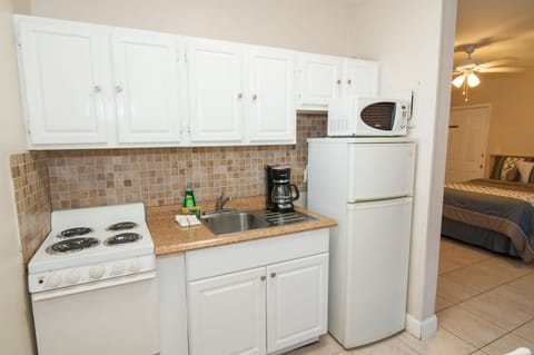 Studio, Non Smoking | Private kitchen | Coffee/tea maker