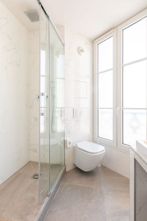 Shower, rainfall showerhead, free toiletries, hair dryer