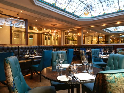 2 restaurants, breakfast served