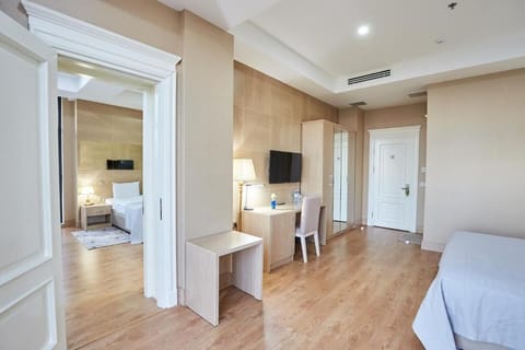 Deluxe Twin Room | Living area | 82-cm LCD TV with satellite channels, TV