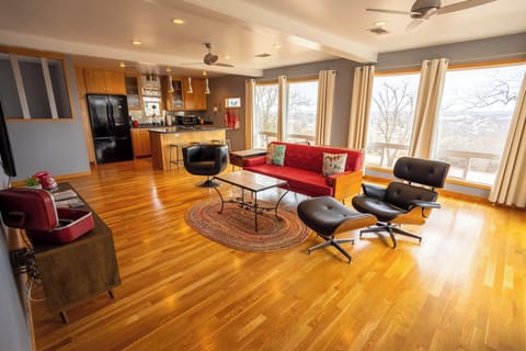 The Loft at Stardust Retreat | Premium bedding, Tempur-Pedic beds, iron/ironing board, cribs (free)