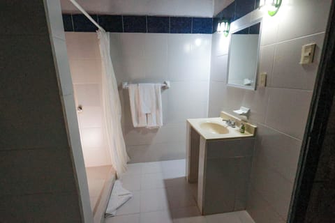 Junior Room | Bathroom | Shower, rainfall showerhead, towels, soap