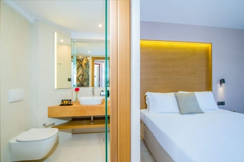 Superior Room | Premium bedding, down comforters, pillowtop beds, in-room safe