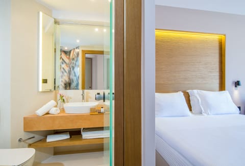 Premium Room | Premium bedding, down comforters, pillowtop beds, in-room safe