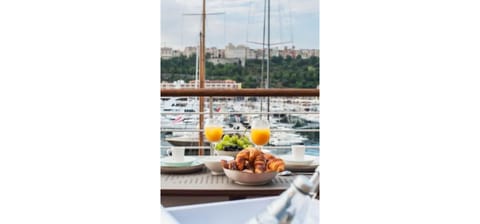 Daily continental breakfast (EUR 20 per person)