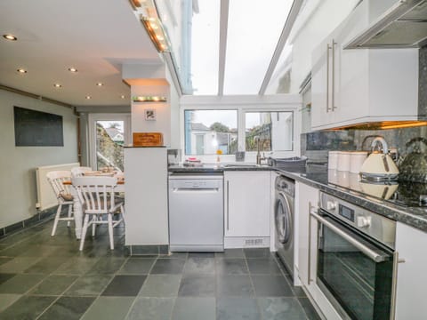 Cottage | Private kitchen | Fridge, dishwasher, electric kettle, toaster