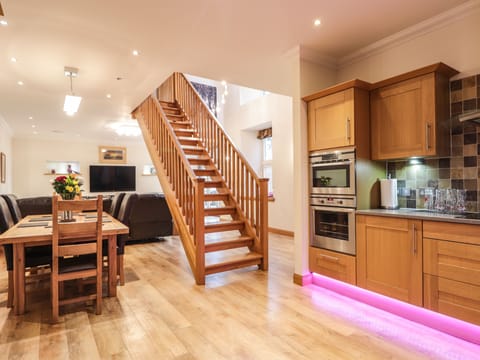 Cottage | Private kitchen | Fridge, dishwasher, electric kettle, toaster