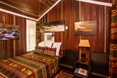 Yowie Cabin | Laptop workspace, iron/ironing board, free WiFi, bed sheets