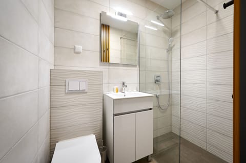 Superior Double or Twin Room | Bathroom | Shower, rainfall showerhead, free toiletries, hair dryer
