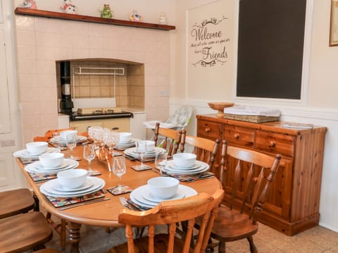 Cottage | Private kitchen | Fridge, dishwasher, electric kettle, toaster